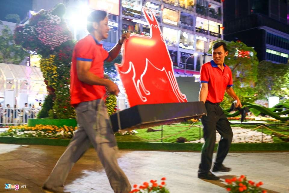 Nhiều người chờ đến khuya để xin hoa đêm bế mạc đường hoa Nguyễn Huệ